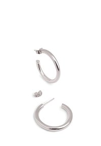 Boucles d'oreilles en métal argenté poli avec une texture lisse et un fermoir. Comprend une petite boucle d'oreille à clou avec un design décoratif.