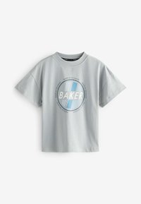 Světlá šedá tričko s krátkým rukávem, které má kulatý grafický logo se slovem "BAKER" v tučném bílém písmu a modrými akcenty.