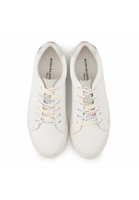 Baskets blanches avec un extérieur en cuir lisse, texte coloré « Love » sur les lacets et accents argentés au niveau du talon. Design minimaliste.