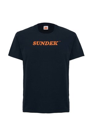 T-shirt in cotone nero con un logo "SUNDEK" arancione ben visibile, colletto a giro, maniche corte e una vestibilità rilassata.