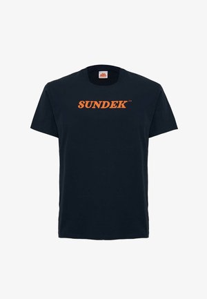 T-shirt in cotone nero con un logo "SUNDEK" arancione ben visibile, colletto a giro, maniche corte e una vestibilità rilassata.