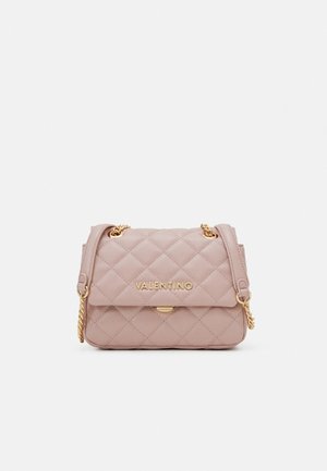 Růžová prošívaná kožená kabelka se zlatým řetízkovým popruhem a zapínáním, s vyraženým nápisem "VALENTINO" na přední straně. Kompaktní obdélníkový tvar.