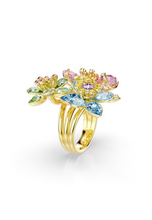 Anillo de oro con tres diseños de flores que presentan gemas azules, verdes, rosas y amarillas dispuestas como pétalos y centros.