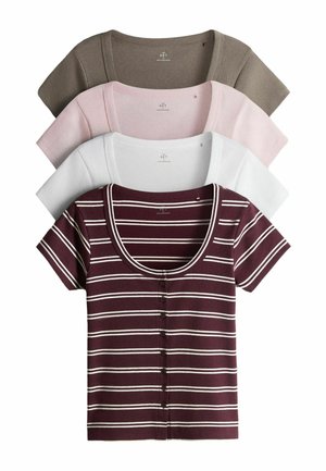 Vier kurzärmlige Strickoberteile übereinander gestapelt, Farben von vorne nach hinten: kastanienbraun mit weißen Streifen und Knöpfen, weiß, hellrosa und hellbraun.