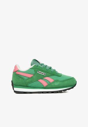 Zelená a růžová sportovní teniska Reebok s horní částí z mesh a semiše, bílou mezipodešví, černou podrážkou a logem značky na boku a patě.