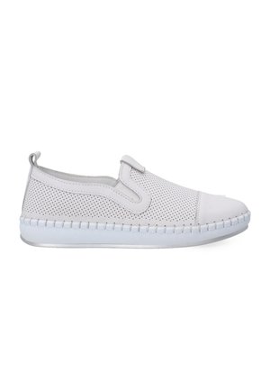 Białe buty slip-on z perforowanym skórzanym wierzchem, okrągłym noskiem, elastycznymi akcentami po bokach oraz teksturowaną gumową podeszwą ze stębnowaniem.