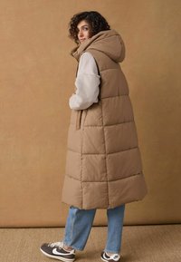 Next REGULAR FIT brązowy