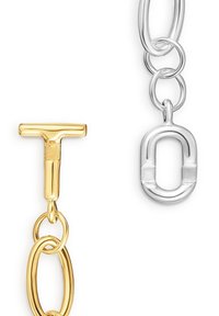 Złote i srebrne ogniwa łańcucha z zapięciem T-bar i owalnym karabińczykiem. Gładkie metaliczne wykończenia, kontrastujące kolory i proste geometryczne kształty.