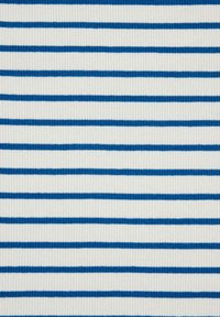 Rebrasta tkanina z izmeničnimi horizontalnimi črtami v mornarsko modri in beli barvi, ki ima teksturirano površino in dosledno vzorčenje skozi celotno površino.