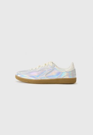 HOTSHOT - Trainers - silver-coloured