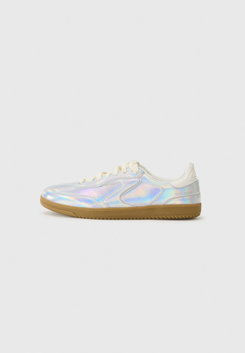 Sneaker iridescenti con una toma superiore liscia, caratterizzati da una combinazione di colori bianco e beige chiaro e una suola in gomma testurizzata. Nessun logo prominente visibile.