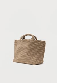 Πλεκτό τσάντα ώμου σε καφέ απόχρωση με υφή στην επιφάνεια, δύο λαβές και δομημένο σχήμα. Χωρίς ορατά μεταλλικά στοιχεία ή διακοσμήσεις.