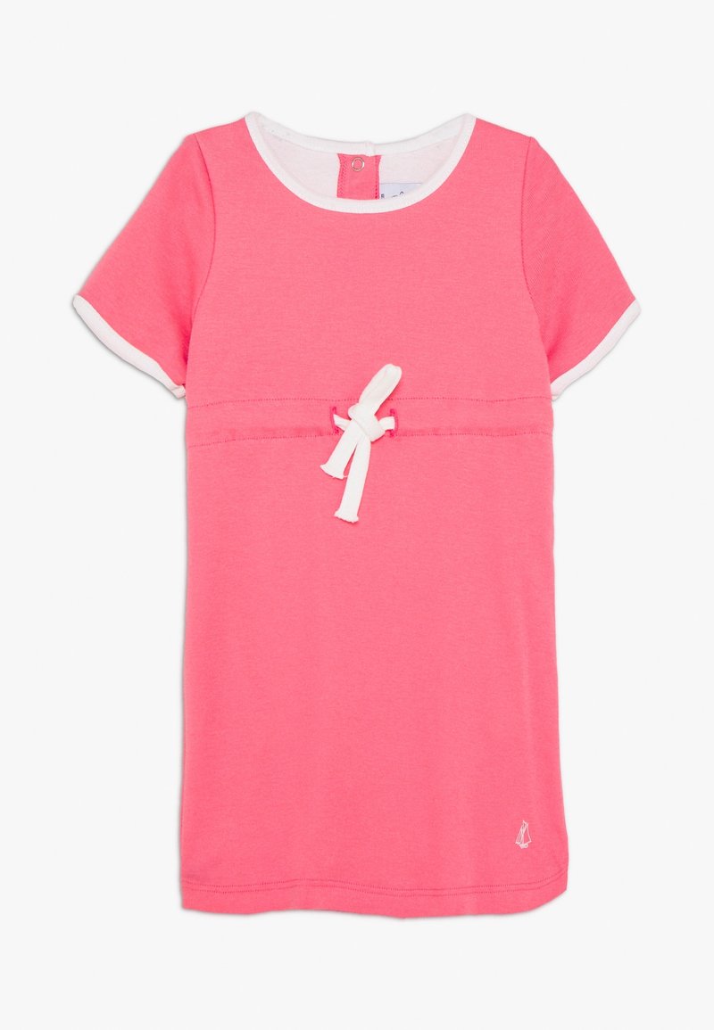 Robe rose manches courtes pour tout-petit avec un bord blanc aux manches et à l'encolure, et un détail de nœud blanc noué à la taille.