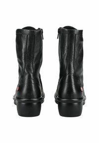 Botines de cuero negro con una textura suave, punta redondeada y tacón bajo. Presentan cremalleras a ambos lados y un pequeño acento rojo.