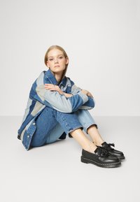 JJXX JYSEOUL  - Calças de ganga de corte relaxado - medium blue denim