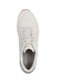Sneaker bianco Skechers con lacci, area della punta perforata e colletto imbottito, vista dall'alto, che mostra la soletta con marchio e il logo sul lato.
