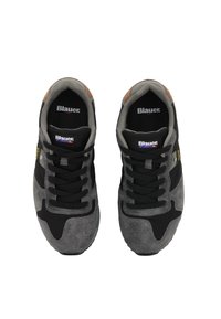 Sneaker nere e grigie con tomaia in suede e mesh, lacci piatti, colletto imbottito e dettagli in marrone e blu. Caratterizzate da logo sulla linguetta.