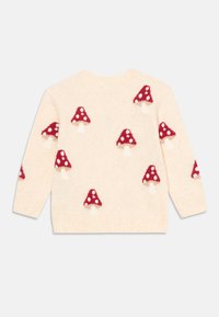Kridhvid langærmet sweater med røde og hvide plettede svampe mønstre spredt over ryggen og ærmerne.