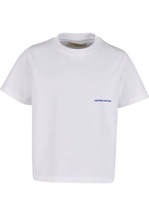 T-shirt en coton blanc avec un col rond et des manches courtes. Présente un petit texte bleu "ANOTHER COTTON" sur le côté gauche.