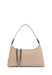 Borsa a mano in pelle beige con una forma strutturata e rettangolare. Presenta un dettaglio a catena argentata e un manico curvo. Texture liscia.
