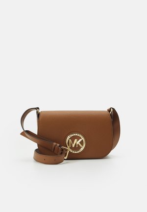 Sac bandoulière en cuir marron avec sangle réglable et logo circulaire doré Michael Kors sur le rabat avant.