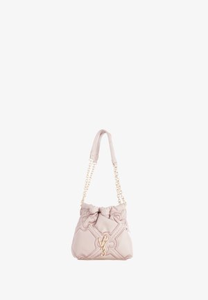 Sac à main matelassé rose clair avec anse chaîne dorée et logo V73 doré à l’avant, bord supérieur doux froncé, fond structuré.