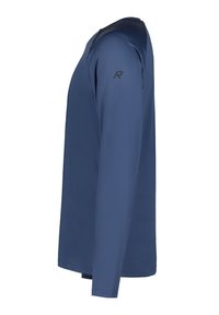 Marineblaues Langarmshirt mit tailliertem Design, aus glattem Stoff gefertigt, mit einem schwarzen Logo auf dem linken Ärmel und sauberer Naht.