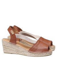 Sandali wedge in pelle marrone con punta aperta e cinturini elasticizzati, dotati di tacco wedge avvolto in juta e un design cucito.