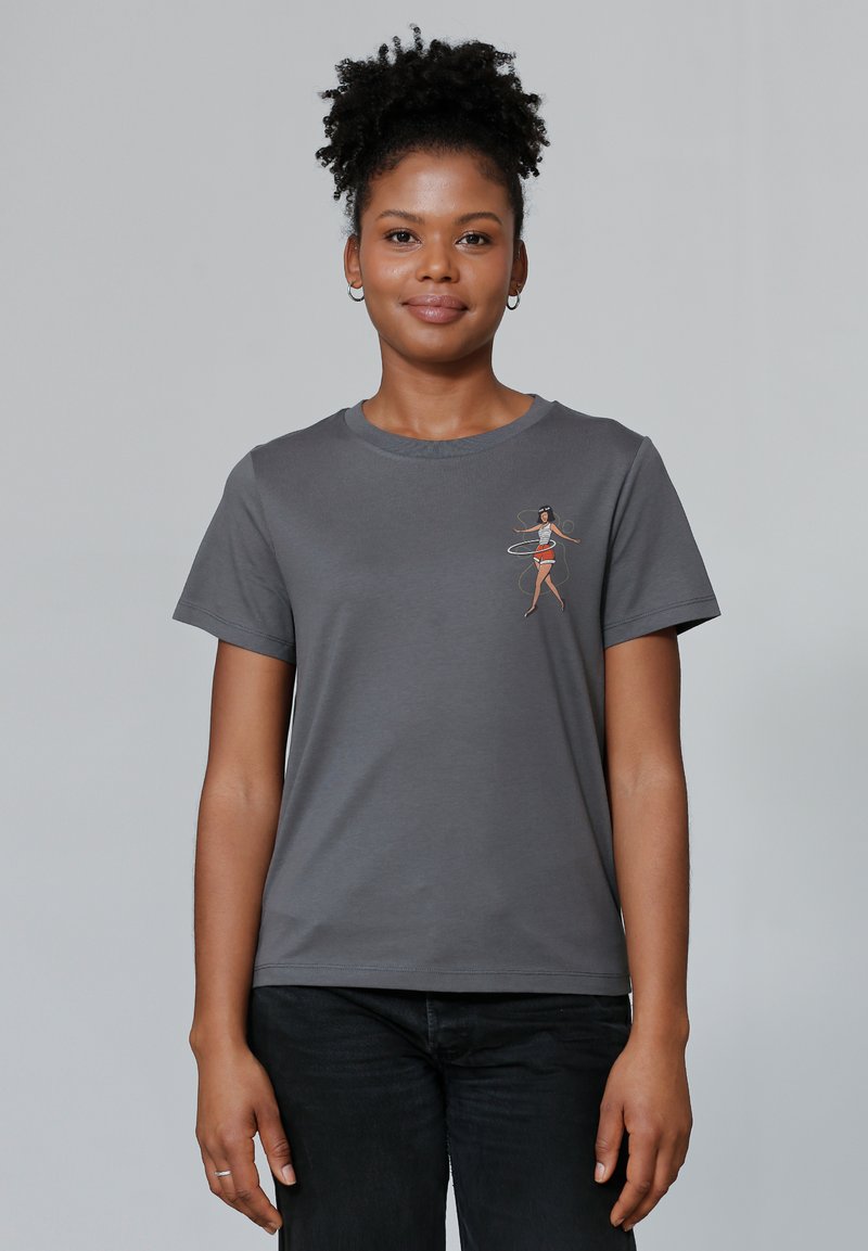 Grijze katoenen t-shirt met korte mouwen, voorzien van een kleine, kleurrijke afbeelding van een hula danseres op de linker borst.