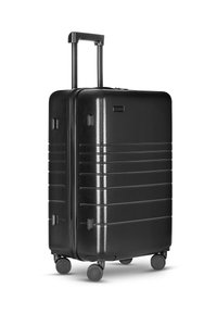 Schwarzer Hartschalenkoffer mit glatter Oberfläche, horizontalen Rillen, Teleskopgriff und vier schwarzen Rädern für Mobilität.