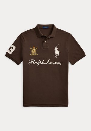Polo marron avec col, texte blanc "Ralph Lauren", logo joueur de polo blanc, blason doré et numéro 3 sur la manche gauche.