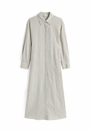 Lang skjortekjole med lodrette striber i beige og hvid, lange ærmer, krave og manchetter med knapper, lagt fladt på en hvid baggrund.