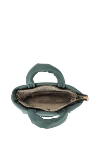 Bolso de mano texturizado en verde con un cuerpo estructurado, asas suaves y cremallera dorada. El interior presenta un forro beige con un logo repetido.