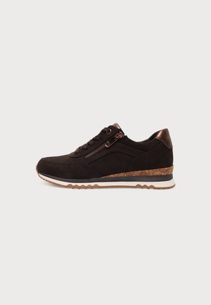 Zwarte sneaker met zijrits, gestructureerd bovenwerk, kurkdetail op de zool, witte tussenzool en bruine buitenzool met een golvend profiel.