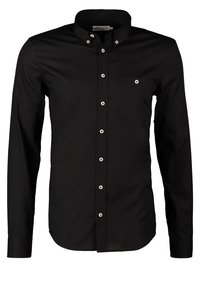 Camicia nera a maniche lunghe con bottoni, realizzata in tessuto morbido, caratterizzata da un colletto classico, tasca e bottoni metallici argentati lungo la parte anteriore.