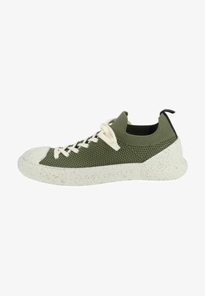 Sneaker a rete verde con suola in gomma bianca texturizzata, lacci crema e un accento nero sul tallone. Design a bassa altezza con tomaia traspirante.