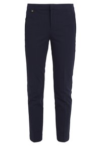 Granatowe spodnie z gładkiego materiału, o zwężanym kroju, z przednimi kieszeniami i małym złotym logo na pasku w talii.