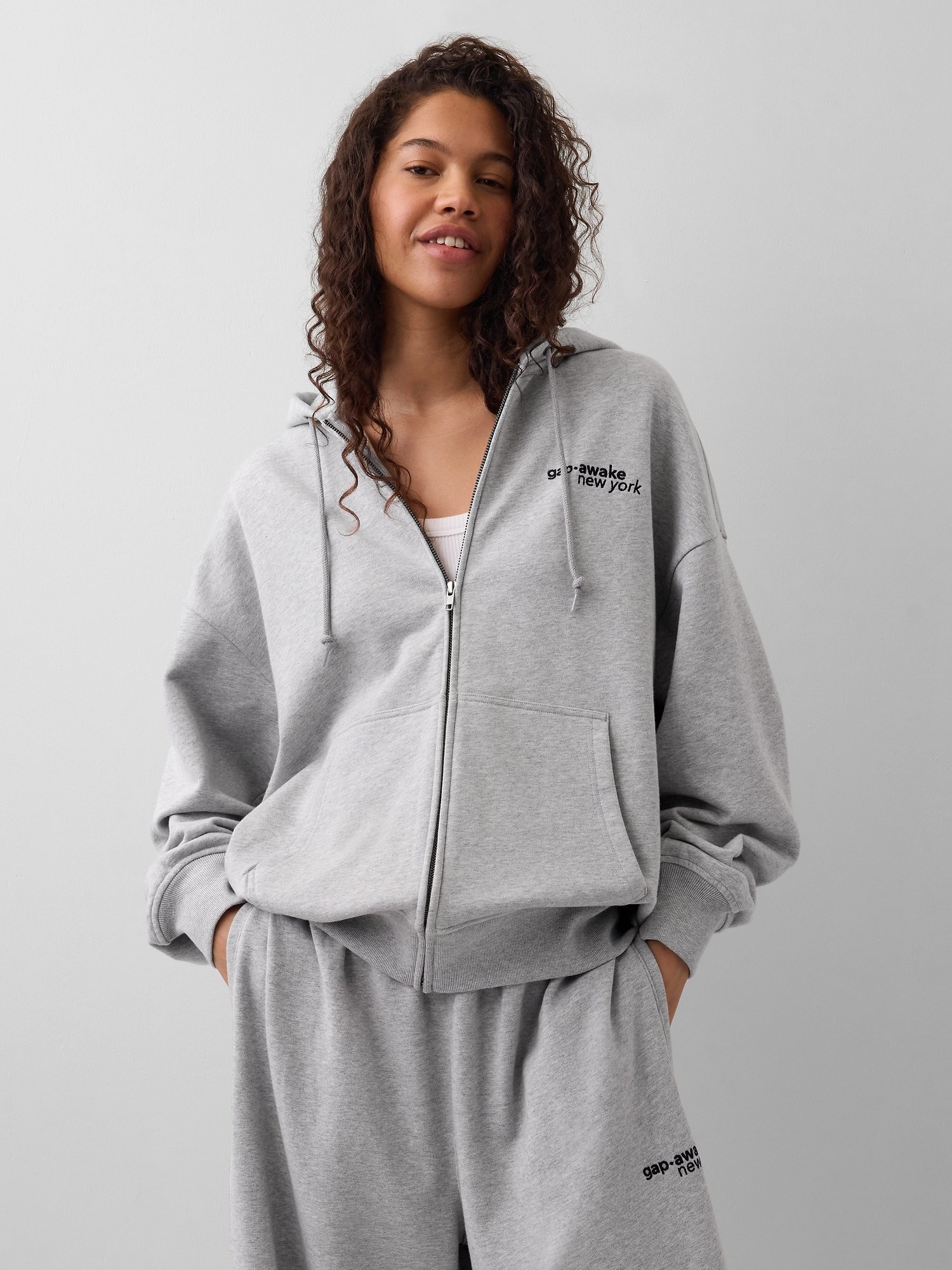 GAP GAP AWAKE NY HEAVYWEIGHT OVERSIZED LOGO ZIP HOODIE - Zip-up
