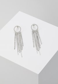 Orecchini in argento con una chiusura circolare e catene pendenti di piccoli strass, creando un effetto frangiato a strati.