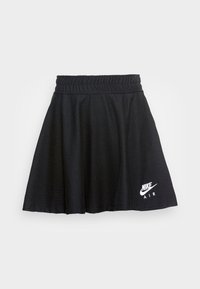 Svart sportkjol med ett rynkat midjeband, utställd design och vit Nike Air-logotyp på framsidan. Mjuk, texturerad tyg.