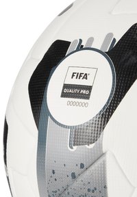 Pallone da calcio FIFA Quality Pro con pannelli bianchi, neri e grigi; superficie testurizzata; include marchio e numero di serie unico.