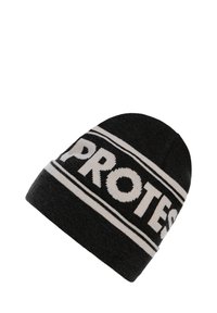 Černá pletená čepice s bílým nápisem "PROTEST" a horizontálními pruhy. Měkká textura, zaoblený tvar a bezšvový design.