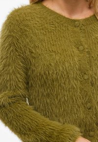 Olivgrüner, flauschiger Cardigan mit Rundhalsausschnitt, strukturiertem Strick und fünf funktionalen Knöpfen an der Vorderseite. Lange Ärmel vorhanden.