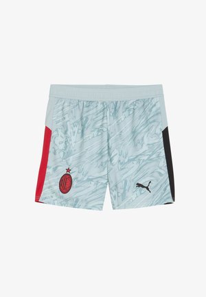 Pantalones cortos deportivos azul claro con patrón abstracto, paneles laterales rojos y negros, escudo del AC Milan a la izquierda y logo negro de Puma a la derecha.