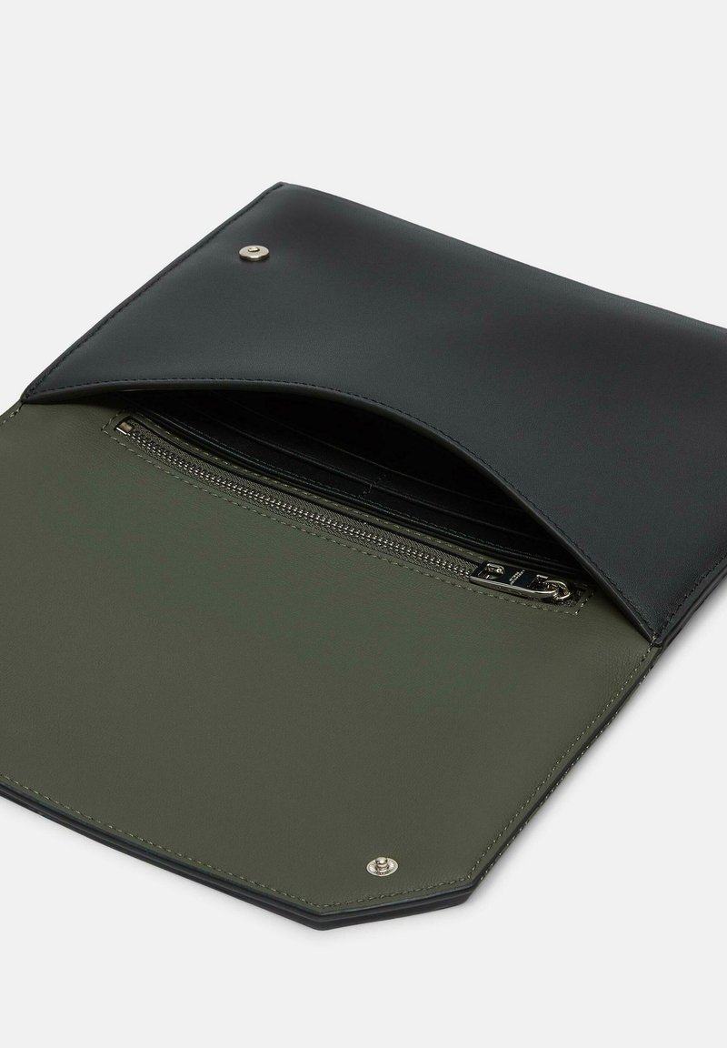 Schwarze Lederumschlagtüte mit grünem Innenfutter, ausgestattet mit einer Reißverschlusstasche und silbernen Hardware-Akzenten, die eine matte Oberfläche zeigt.