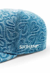 Denimkeps med embosserad blå mönster och vit "SIXTH JUNE"-logotyp på sidan. Kurvad skärm, strukturerad yta och formad siluett.