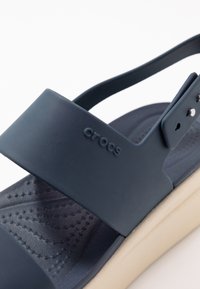 Crocs BROOKLYN LOW WEDGE - Tamancos - navy/stucco