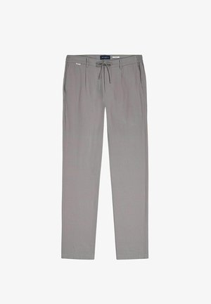 Lichtgrijze heren casual broek met trekkoord in de taille, zijzakken en rechte pijpen, plat neergelegd op een witte achtergrond.