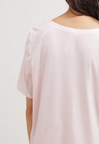 Hanro DELUXE - Camicia da notte - tender rose