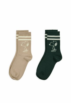 Deux paires de chaussettes mi-mollet, une beige et une vert foncé, chacune avec deux bandes blanches et un motif du personnage Snoopy près du haut.